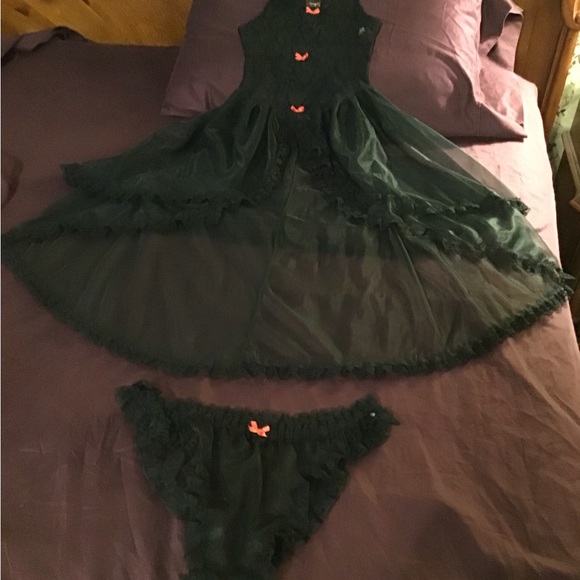 Fun Festive Nightie; Black with red bows & long back double ruffled tails. - Picture 3 of 5